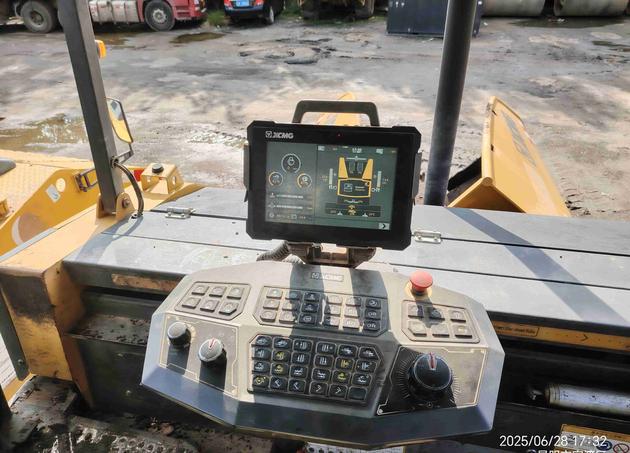 XCMG RP905HDIV used hydraulic mobile asphalt paver - Asphalt paver: picture 4 XCMG RP905HDIV used hydraulic mobile asphalt paver - Asphalt paver: picture 4