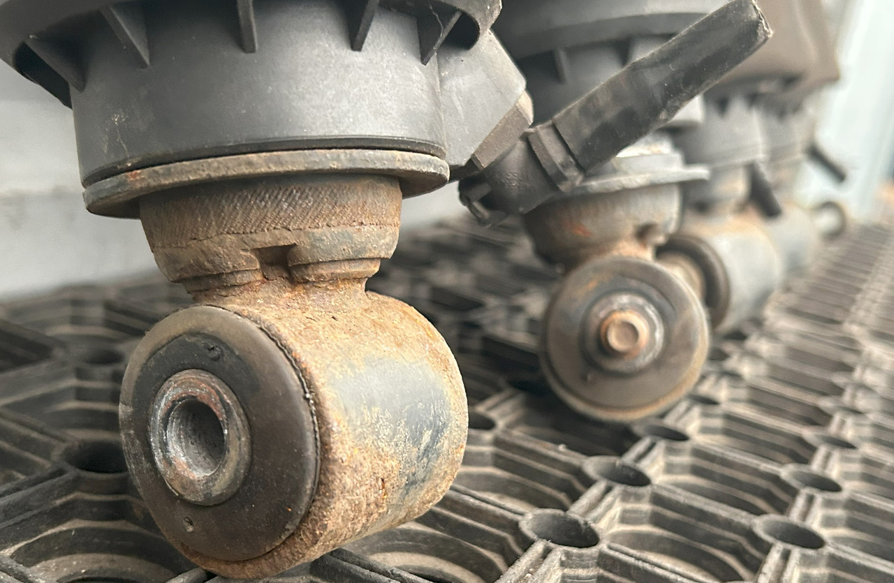 DAF XF 106 CAB SUSPENSION BOOT SET - Cab suspension: picture 4 DAF XF 106 CAB SUSPENSION BOOT SET - Cab suspension: picture 4