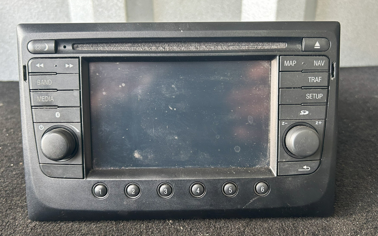 DAF XF 106 ORIGINAL RADIO + MOUNTING BOX - Universal part: picture 1 DAF XF 106 ORIGINAL RADIO + MOUNTING BOX - Universal part: picture 1