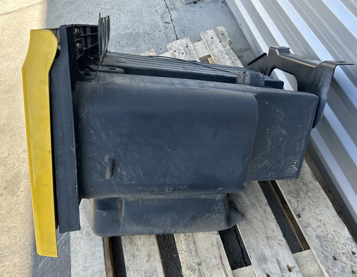 MERCEDES ACTROS MP5 STORAGE COMPARTMENT EXTENSION OF THE STEPS LEFT - Universal part: picture 3 MERCEDES ACTROS MP5 STORAGE COMPARTMENT EXTENSION OF THE STEPS LEFT - Universal part: picture 3