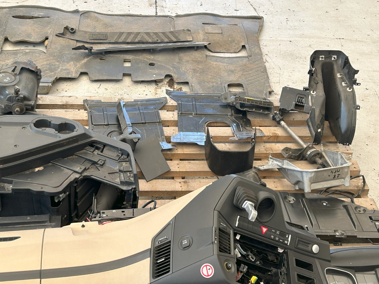 Cab MERCEDES-BENZ COMPLETE INTERIOR CONSOLE - DASHBOARD FOR A BRITISH MERCEDES ACTROS MP4: picture 28