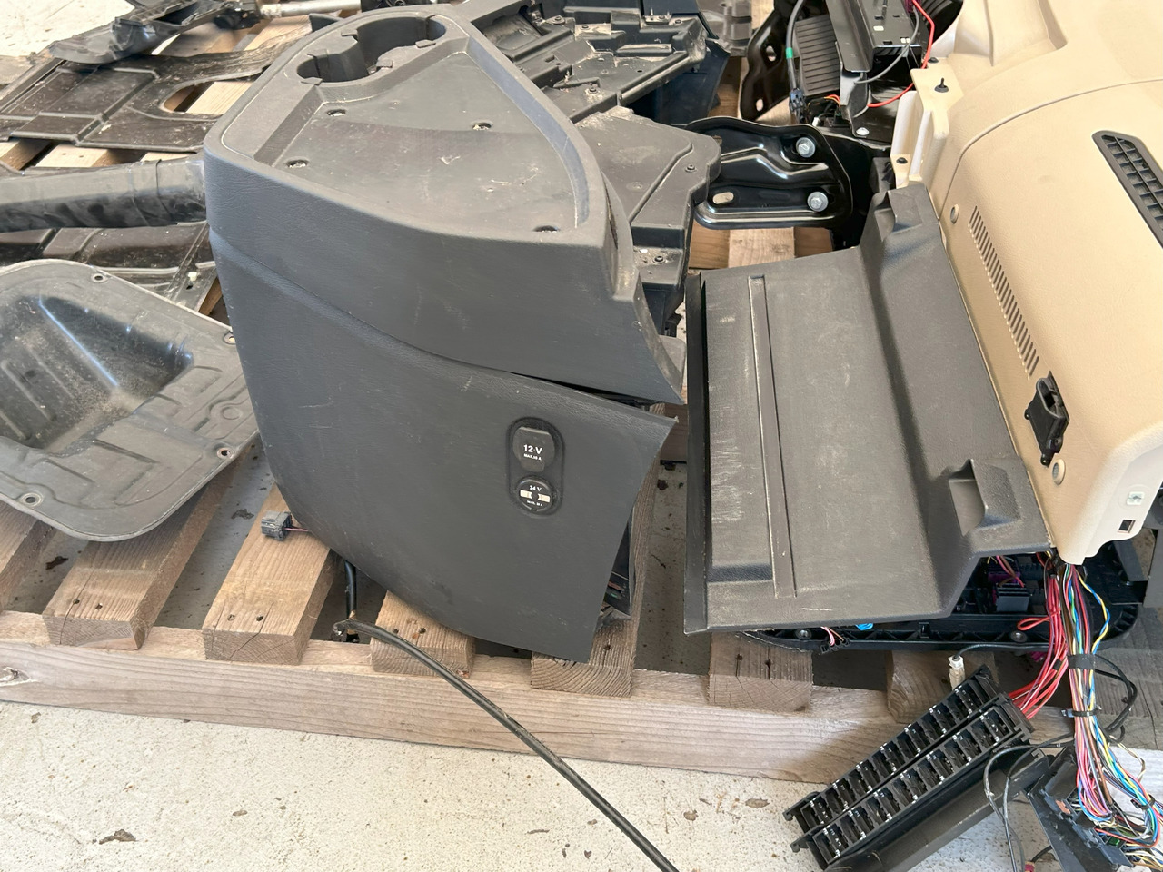 Cab MERCEDES-BENZ COMPLETE INTERIOR CONSOLE - DASHBOARD FOR A BRITISH MERCEDES ACTROS MP4: picture 33
