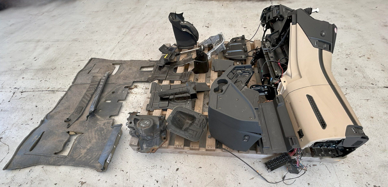 Cab MERCEDES-BENZ COMPLETE INTERIOR CONSOLE - DASHBOARD FOR A BRITISH MERCEDES ACTROS MP4: picture 31