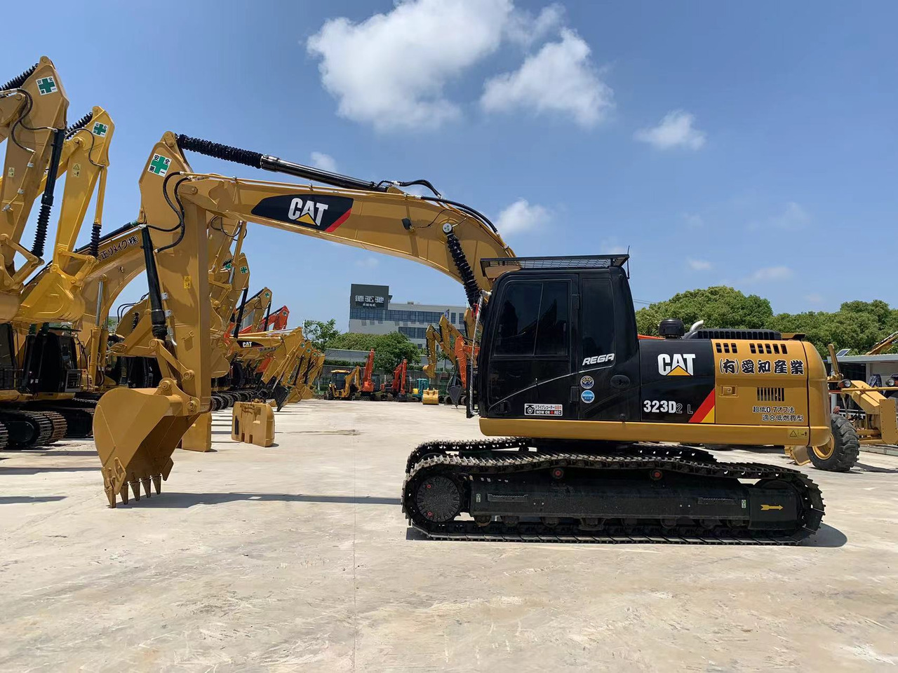 Caterpillar Excavator 320, 323 with Mechanical Engine Mitsubishi S6K - Crawler excavator: picture 1 Caterpillar Excavator 320, 323 with Mechanical Engine Mitsubishi S6K - Crawler excavator: picture 1