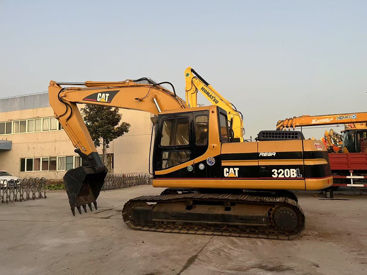 Caterpillar Used Excavator CAT 320BL - 103kW Cat 3066T Engine, 1.0m³ Standard Bucket Capacity, 20500kg Operating Weight - Crawler excavator: picture 1 Caterpillar Used Excavator CAT 320BL - 103kW Cat 3066T Engine, 1.0m³ Standard Bucket Capacity, 20500kg Operating Weight - Crawler excavator: picture 1
