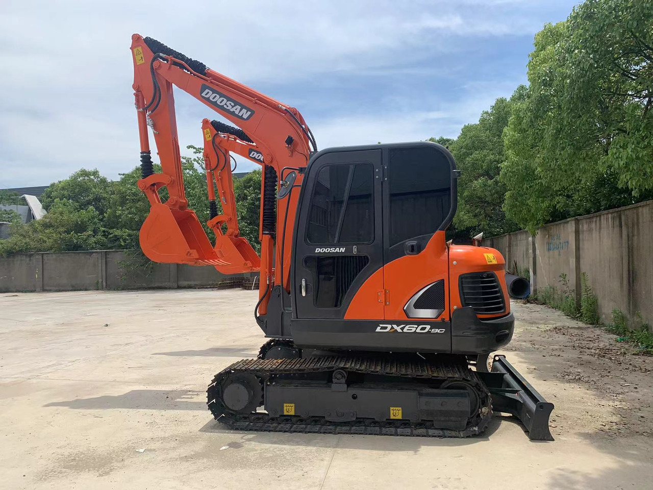DOOSAN DX60 Good price 6 ton Small Excavator - Crawler excavator: picture 1 DOOSAN DX60 Good price 6 ton Small Excavator - Crawler excavator: picture 1