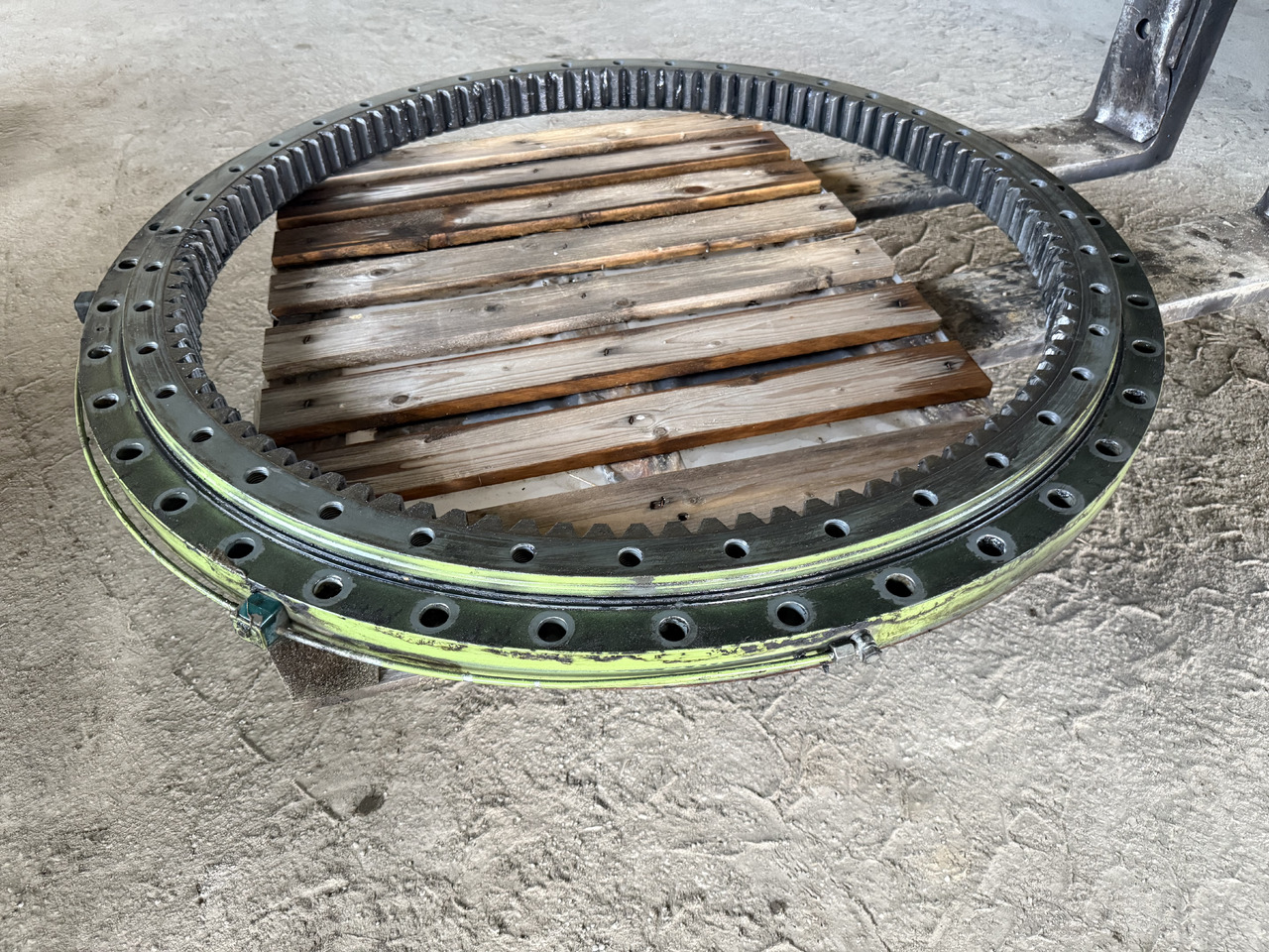 LIEBHERR  - Slewing ring for Excavator: picture 3 LIEBHERR  - Slewing ring for Excavator: picture 3