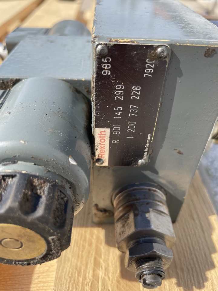 LIEBHERR R906 - Hydraulic valve: picture 5 LIEBHERR R906 - Hydraulic valve: picture 5