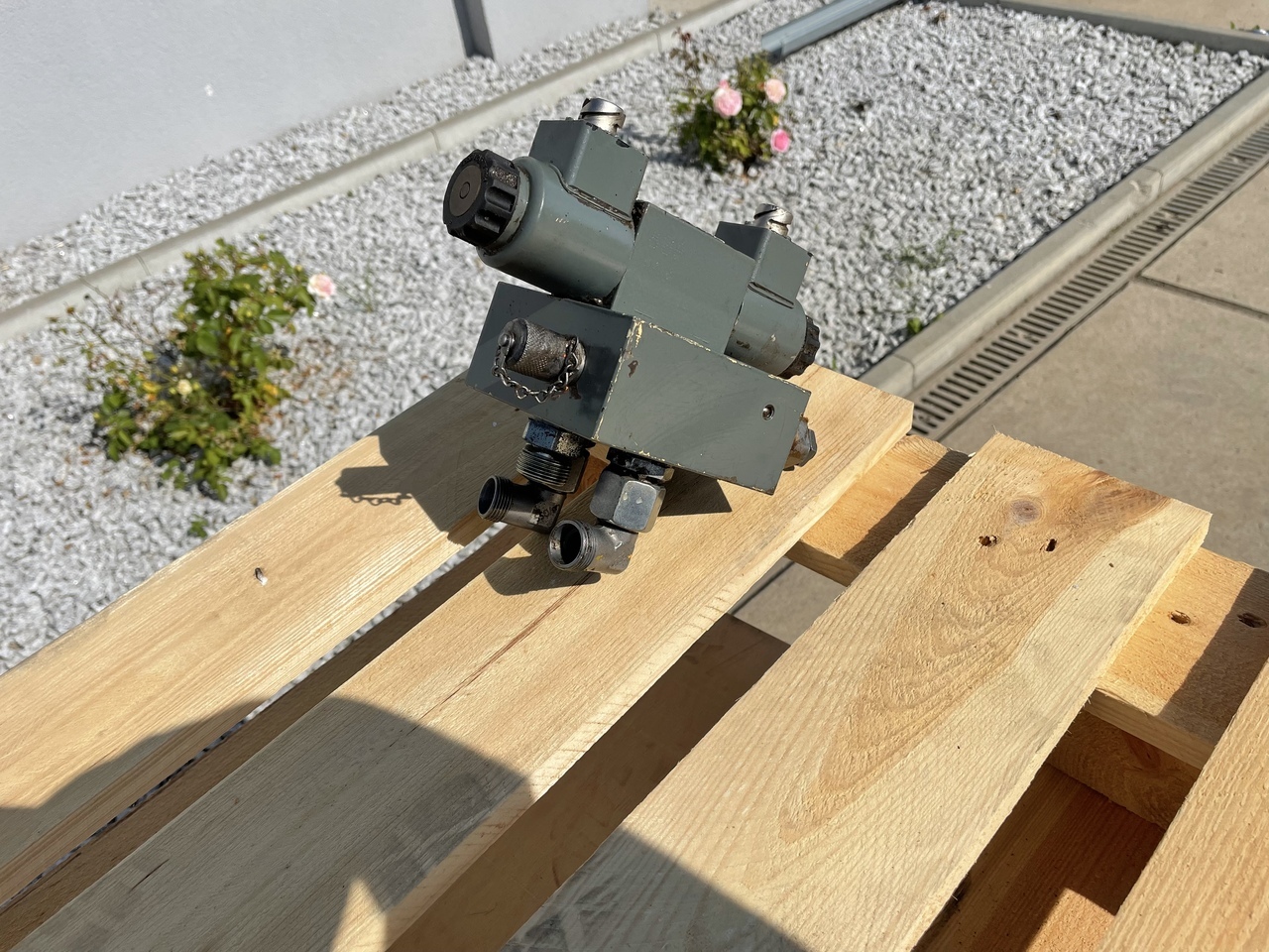 LIEBHERR R906 - Hydraulic valve: picture 1 LIEBHERR R906 - Hydraulic valve: picture 1