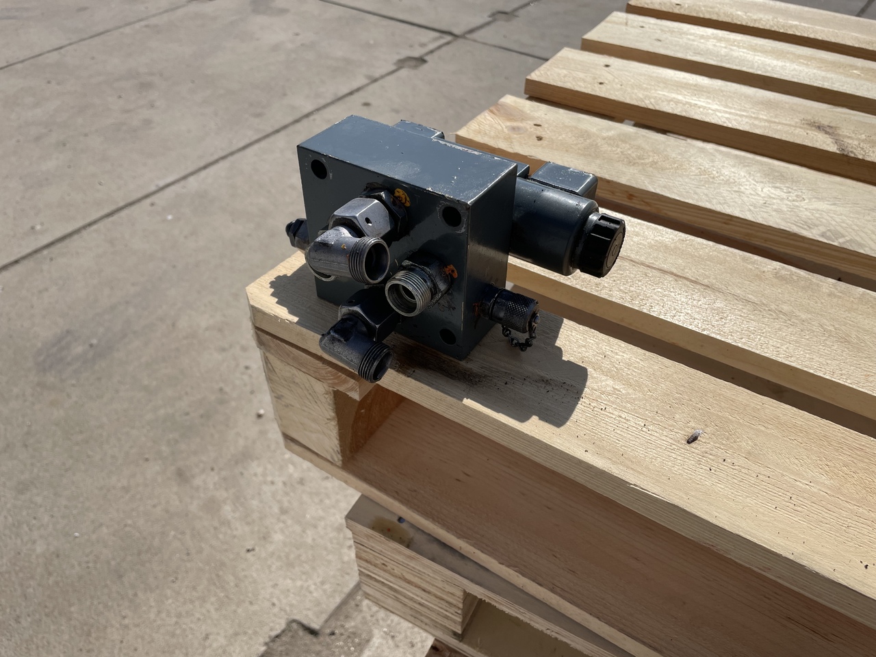 LIEBHERR R906 - Hydraulic valve: picture 4 LIEBHERR R906 - Hydraulic valve: picture 4