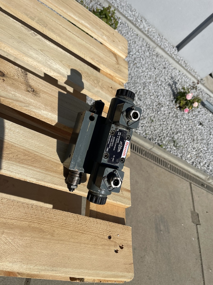 LIEBHERR R906 - Hydraulic valve: picture 2 LIEBHERR R906 - Hydraulic valve: picture 2