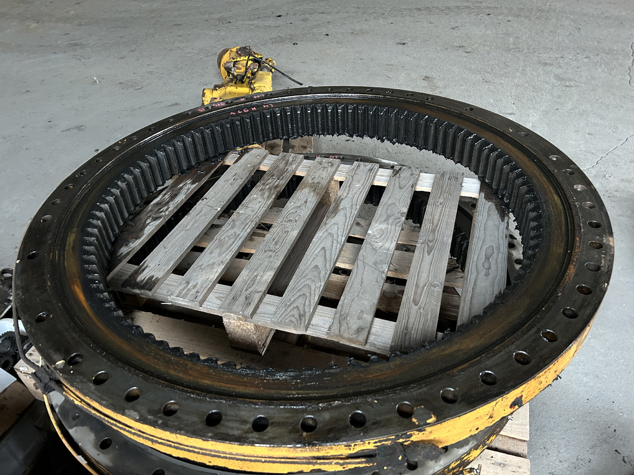 Liebherr R914, R924 - Slewing ring for Excavator: picture 1 Liebherr R914, R924 - Slewing ring for Excavator: picture 1