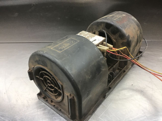 Liebherr A310 / A312 Li / A316 Li / R310 / R312 / R900 / R966 / R970 / R976 / R980 - Blower motor: picture 3 Liebherr A310 / A312 Li / A316 Li / R310 / R312 / R900 / R966 / R970 / R976 / R980 - Blower motor: picture 3