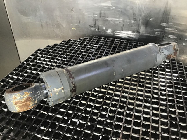 Liebherr A902 INDUSTRIAL / A902 Li / A904 INDUSTRIAL / A904C Li / A912 Li / A914 Li / A914B Li - Hydraulic cylinder: picture 1 Liebherr A902 INDUSTRIAL / A902 Li / A904 INDUSTRIAL / A904C Li / A912 Li / A914 Li / A914B Li - Hydraulic cylinder: picture 1