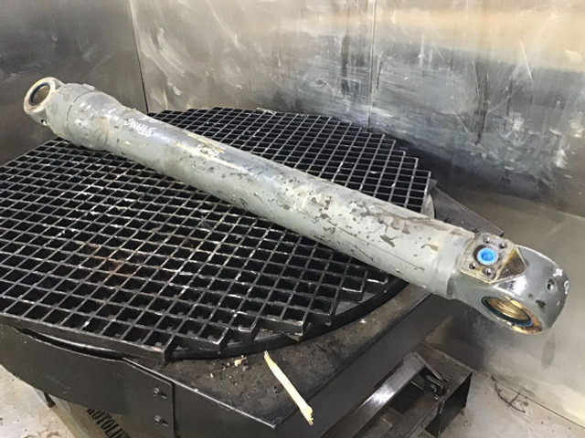 Liebherr Bucket Cylinder - Hydraulic cylinder: picture 1 Liebherr Bucket Cylinder - Hydraulic cylinder: picture 1