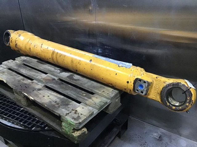 Liebherr Bucket Cylinder - Hydraulic cylinder: picture 1 Liebherr Bucket Cylinder - Hydraulic cylinder: picture 1
