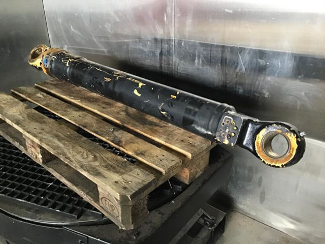 Liebherr Bucket Cylinder - Hydraulic cylinder: picture 1 Liebherr Bucket Cylinder - Hydraulic cylinder: picture 1