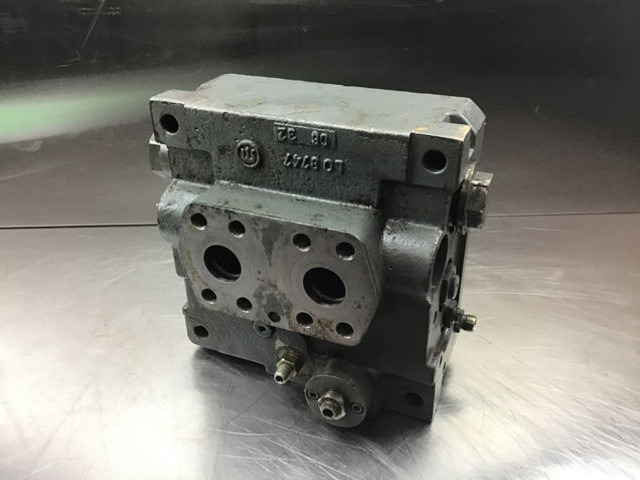 Liebherr Connecting Plate - Coolant pump: picture 1 Liebherr Connecting Plate - Coolant pump: picture 1