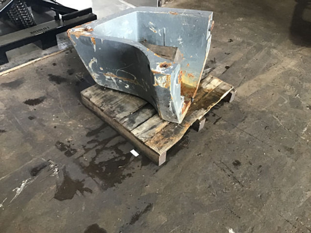 Liebherr Counterweight Left - Counterweight for Agricultural machinery: picture 2 Liebherr Counterweight Left - Counterweight for Agricultural machinery: picture 2
