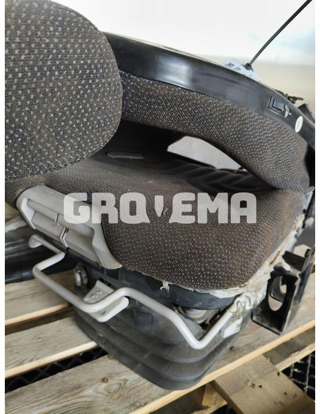 Liebherr R926 COMP - Seat: picture 3 Liebherr R926 COMP - Seat: picture 3