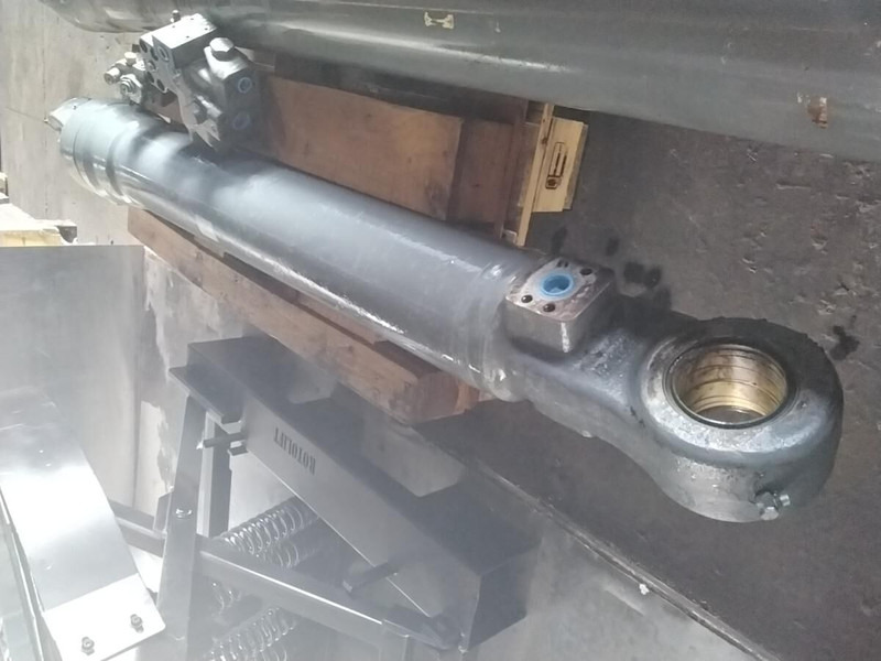 Liebherr R946 LC / R946 LC - Hydraulic cylinder: picture 2 Liebherr R946 LC / R946 LC - Hydraulic cylinder: picture 2