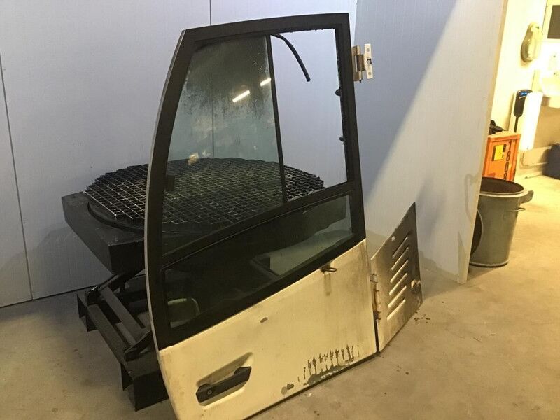 Liebherr R946 LC / R946 LC-V / R946 NLC / R950 LC-V / R950 S-HD / R922 LC / R926 LC / R920 LC / R920 NLC - Door and parts: picture 2 Liebherr R946 LC / R946 LC-V / R946 NLC / R950 LC-V / R950 S-HD / R922 LC / R926 LC / R920 LC / R920 NLC - Door and parts: picture 2