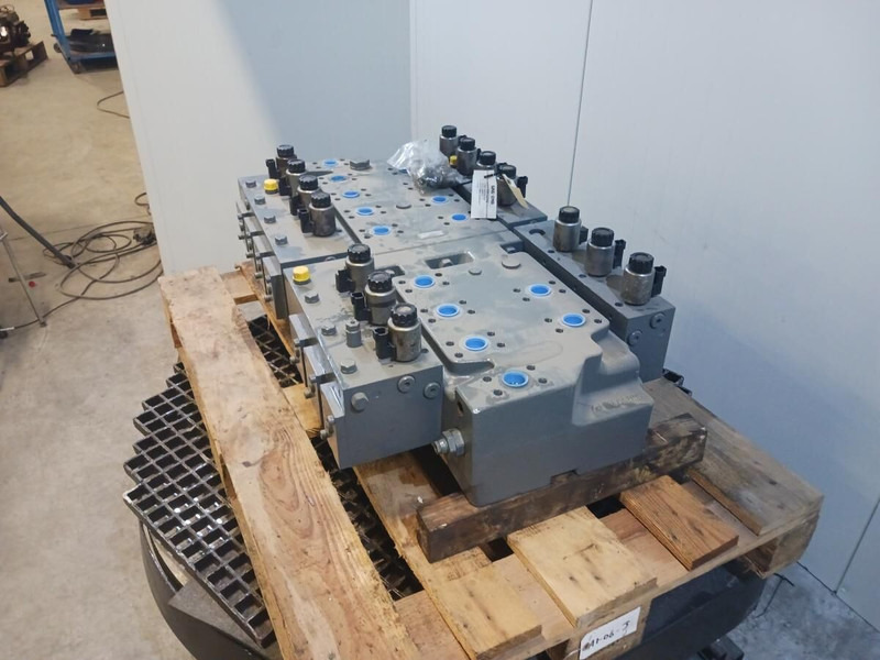 Liebherr Valve Block - Hydraulics: picture 3 Liebherr Valve Block - Hydraulics: picture 3