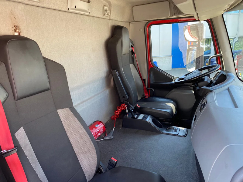 Box truck Renault D Wide 320 6x2/4 / Closed box / Dhollandia: picture 10