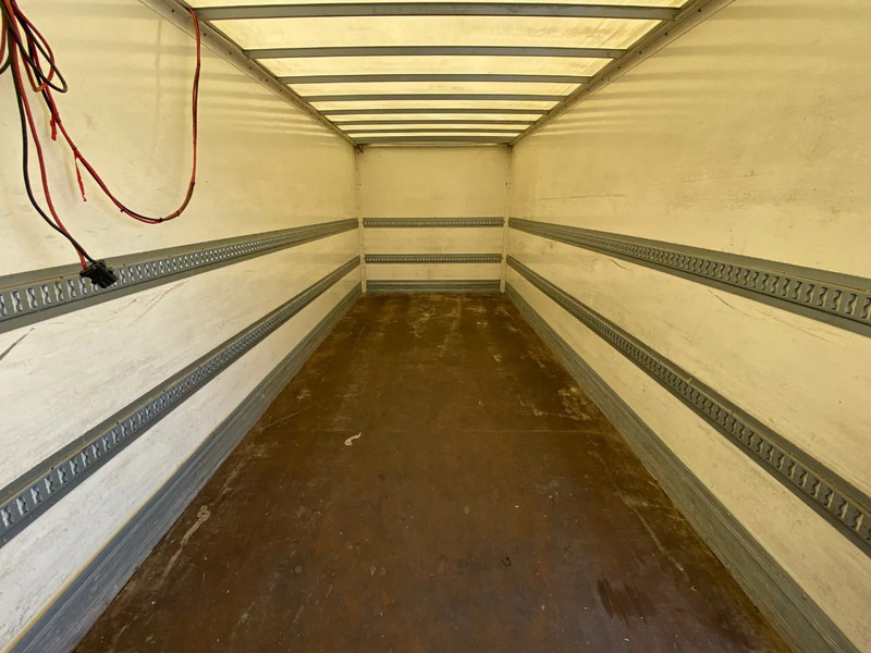 Box truck Renault D Wide 320 6x2/4 / Closed box / Dhollandia: picture 6