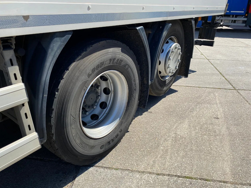 Box truck Renault D Wide 320 6x2/4 / Closed box / Dhollandia: picture 12