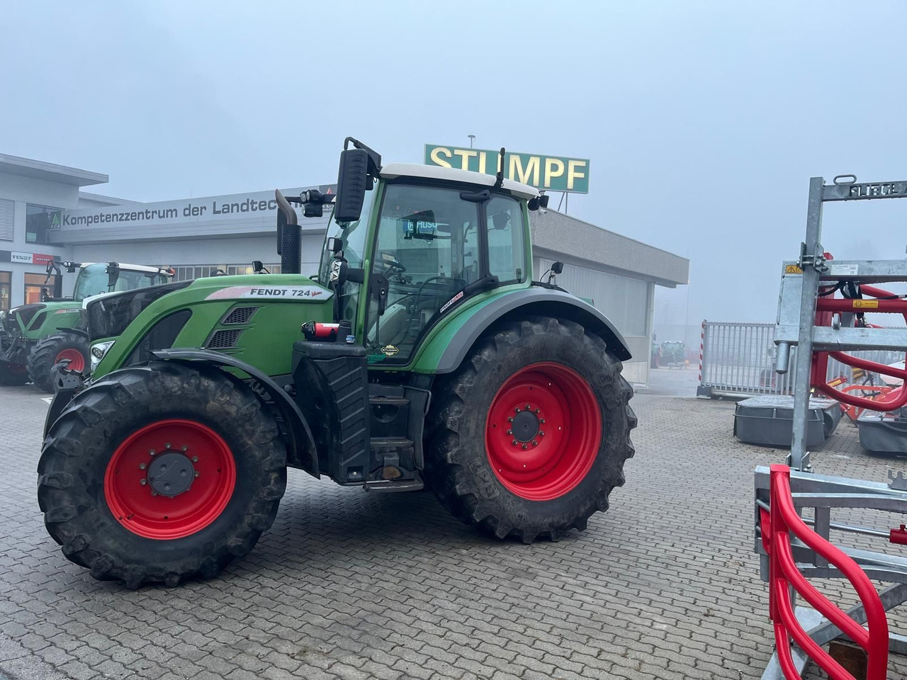 Fendt 724 Vario - Farm tractor: picture 2 Fendt 724 Vario - Farm tractor: picture 2
