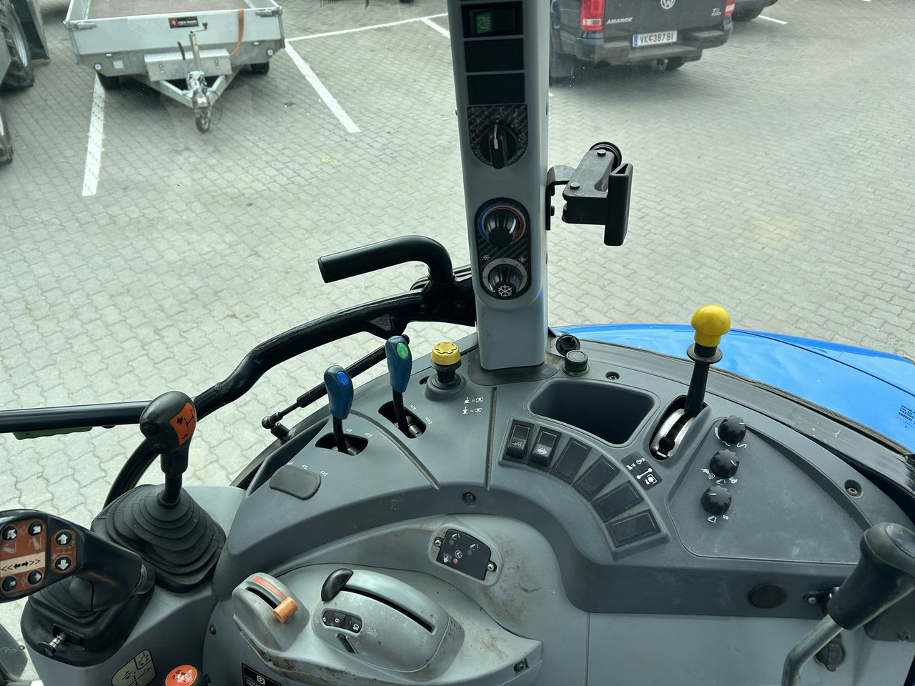 Farm tractor New Holland T4.105: picture 6