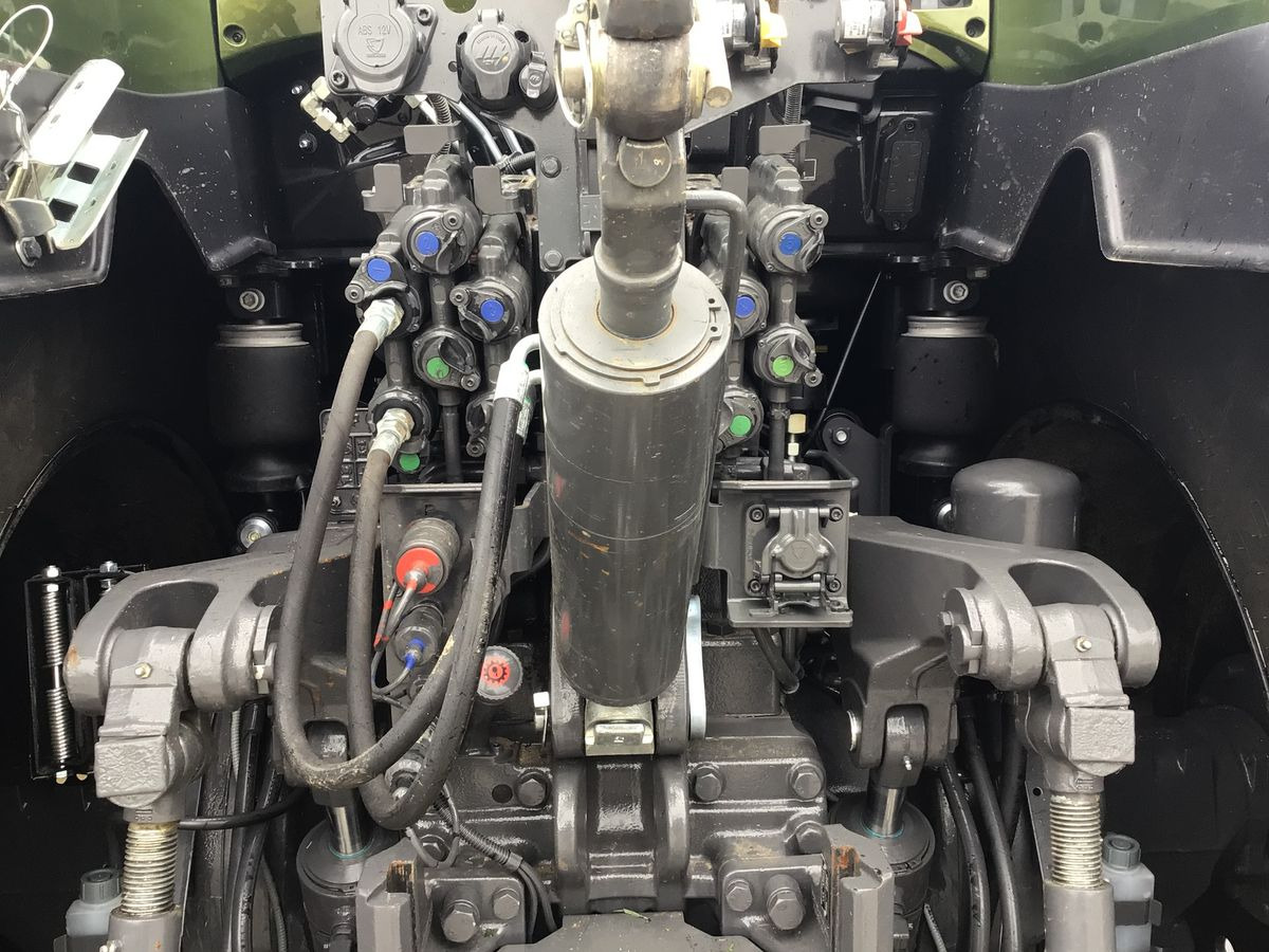 Valtra Q305 - Farm tractor: picture 4 Valtra Q305 - Farm tractor: picture 4