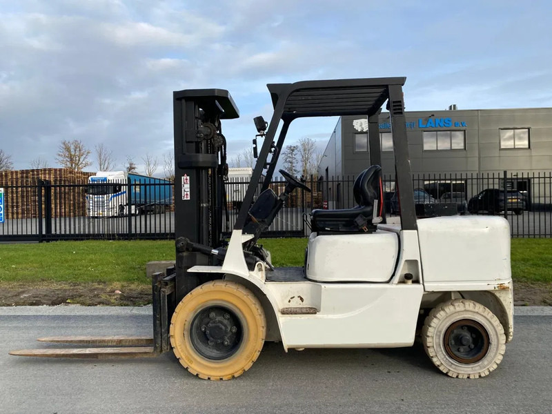 Caterpillar DP35K - Diesel forklift: picture 2 Caterpillar DP35K - Diesel forklift: picture 2