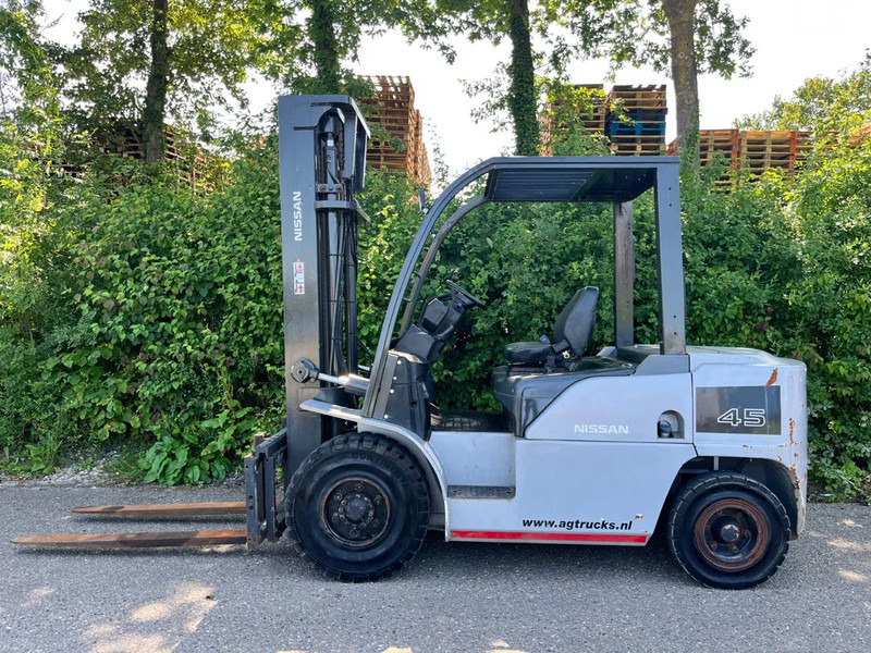 Nissan FD45 W1F4A45Y FD45 W1F4A45Y - Diesel forklift: picture 2 Nissan FD45 W1F4A45Y FD45 W1F4A45Y - Diesel forklift: picture 2