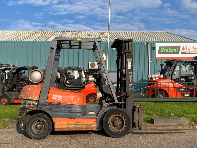 Toyota 42-6FGF25 - LPG forklift: picture 1 Toyota 42-6FGF25 - LPG forklift: picture 1