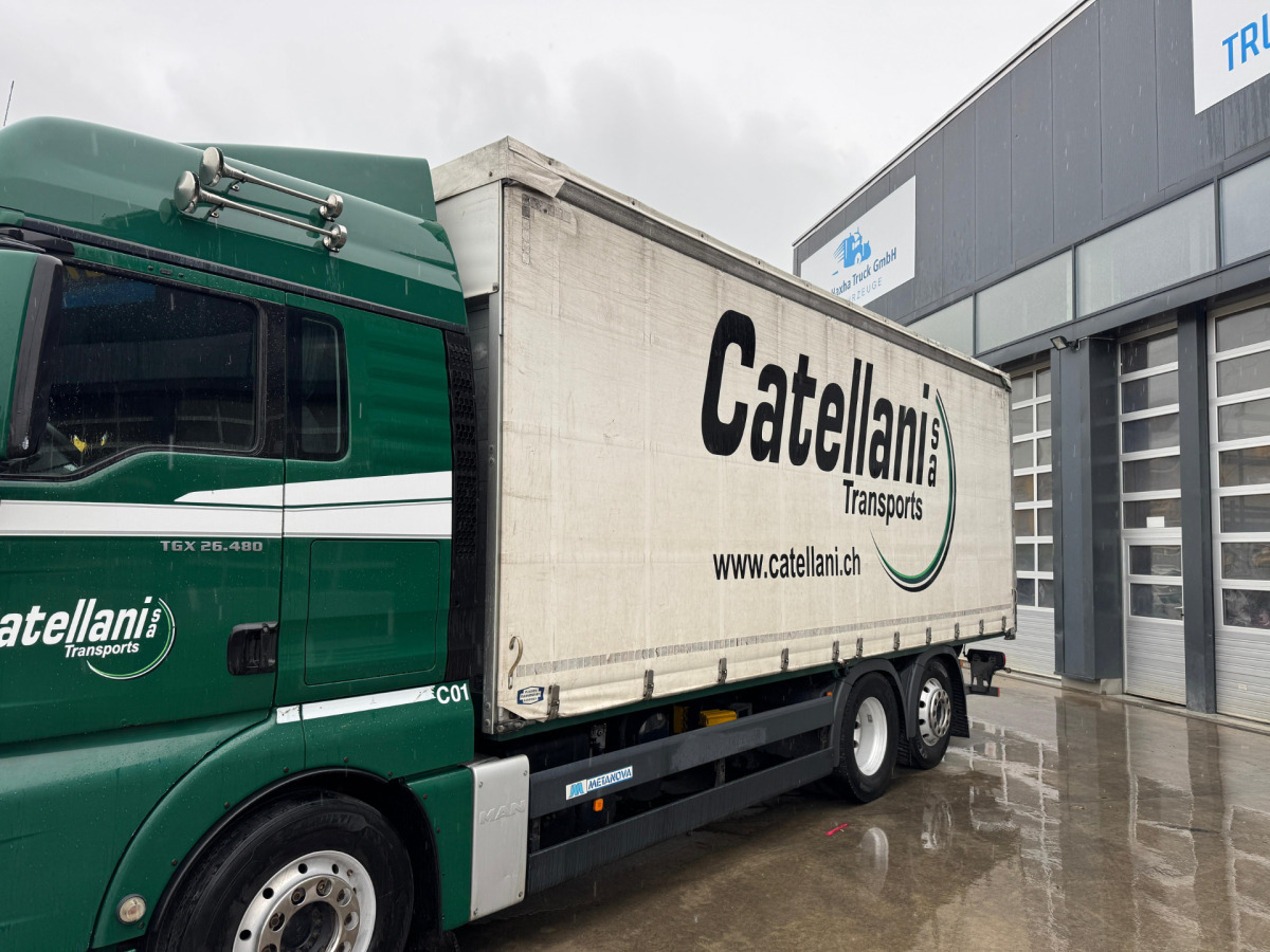 Curtainsider truck MAN TGX 26.480 6x2: picture 9