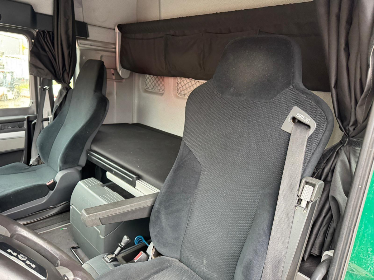 Curtainsider truck MAN TGX 26.480 6x2: picture 12