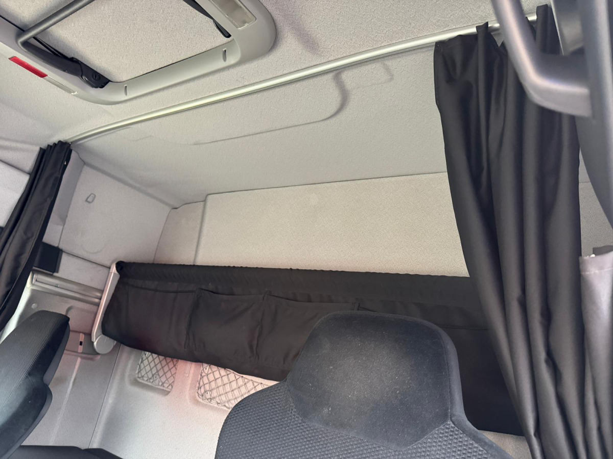 Curtainsider truck MAN TGX 26.480 6x2: picture 14