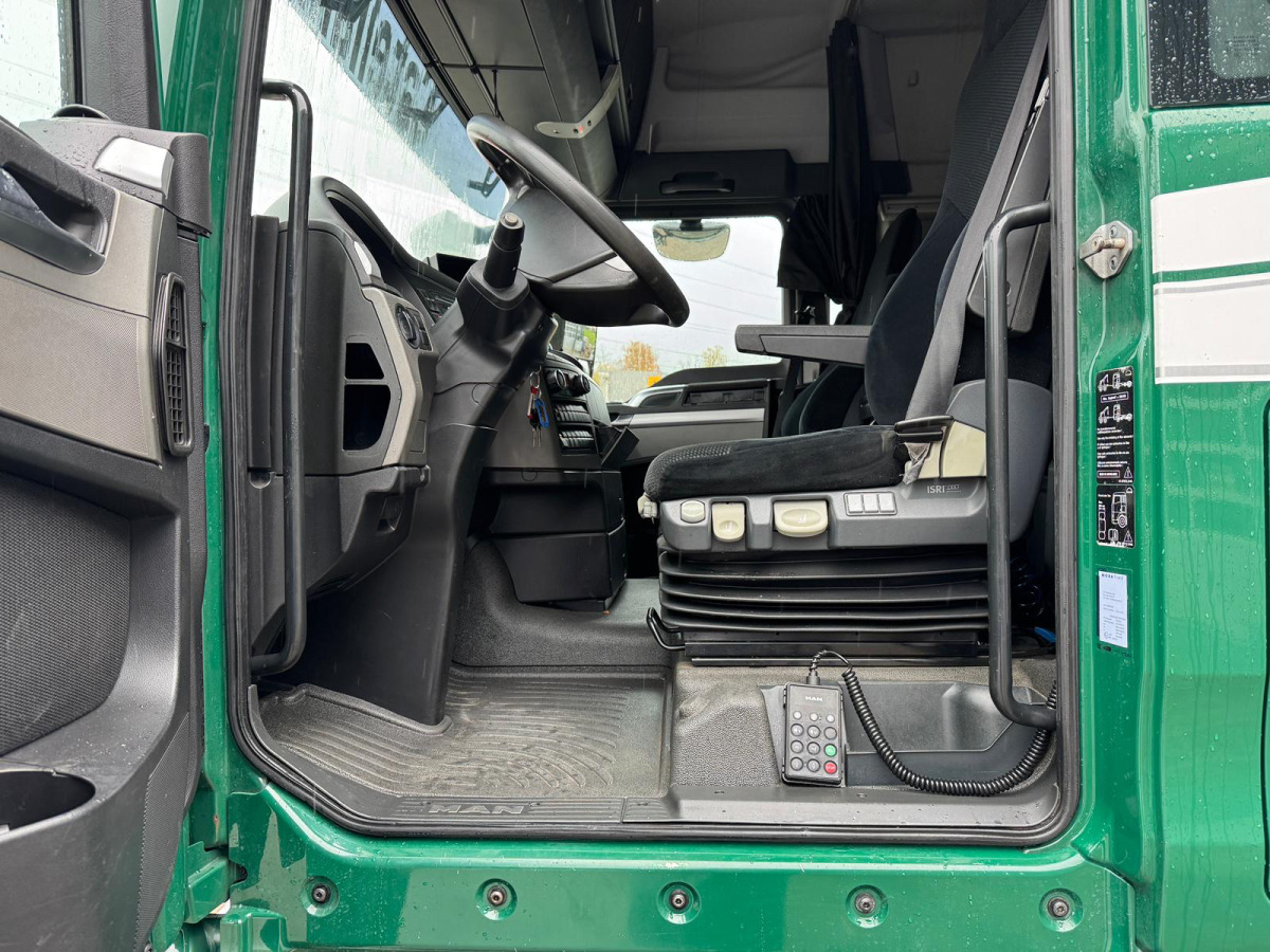 Curtainsider truck MAN TGX 26.480 6x2: picture 11