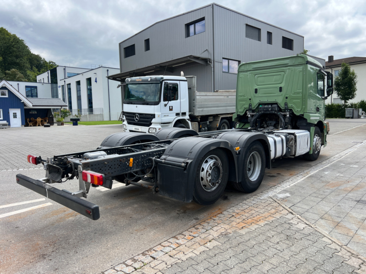 Cab chassis truck MERCEDES Actros 2543 6x2: picture 11
