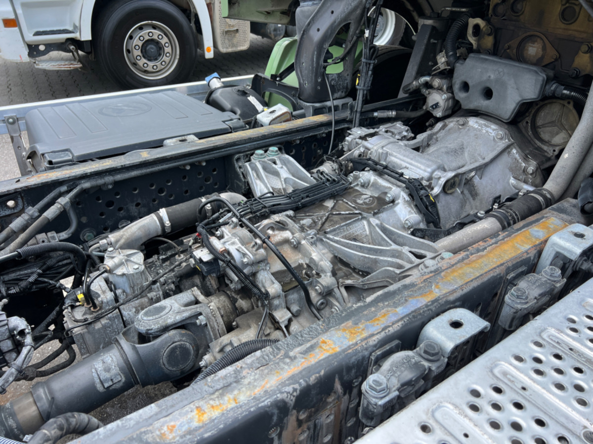 Cab chassis truck MERCEDES Actros 2543 6x2: picture 8