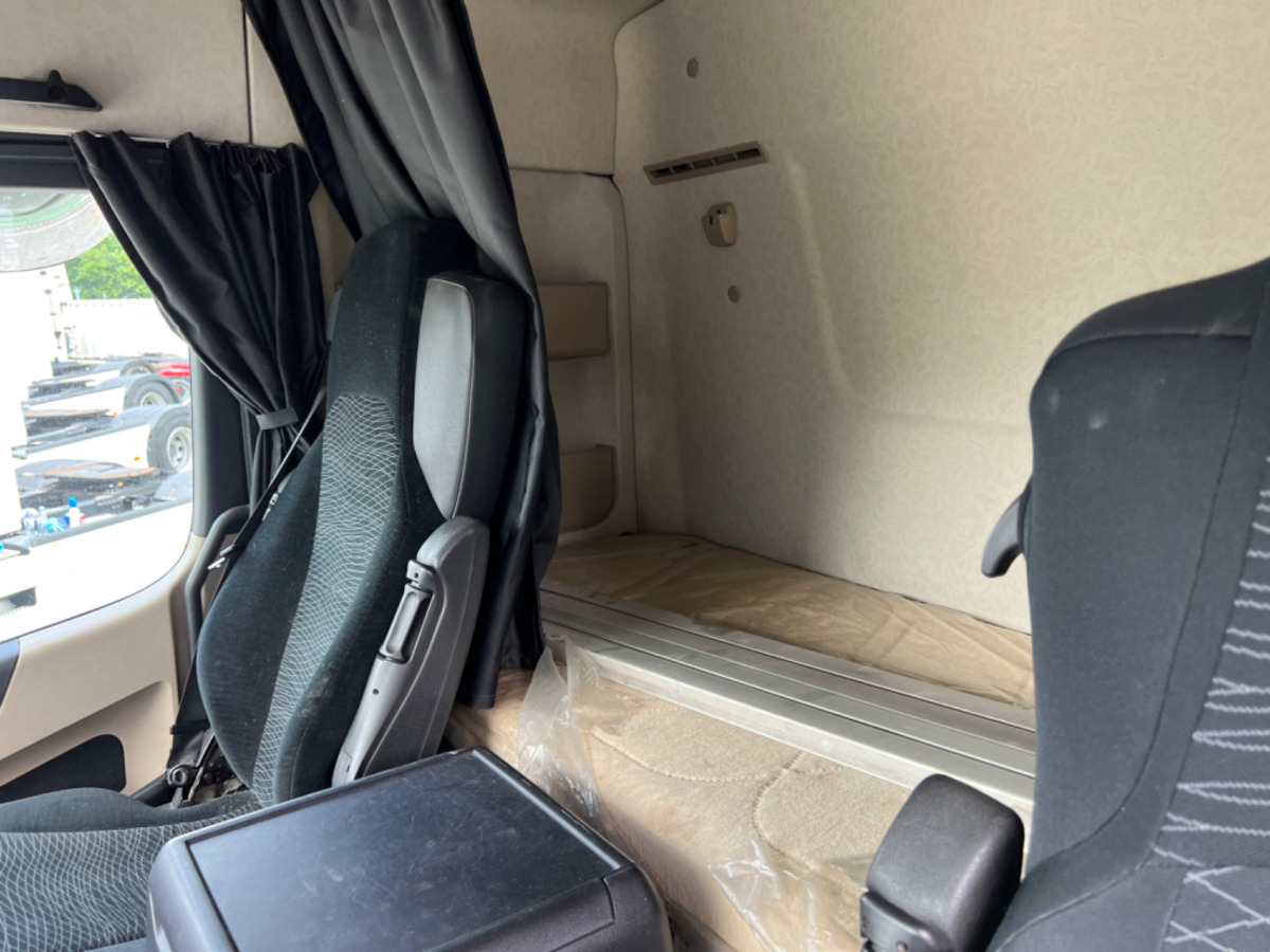 Cab chassis truck MERCEDES Actros 2543 6x2: picture 17