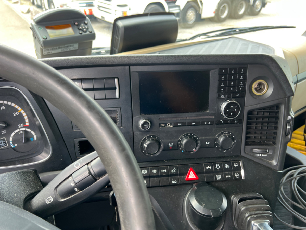 Cab chassis truck MERCEDES Actros 2543 6x2: picture 18
