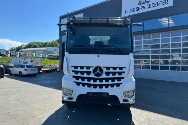 Mercedes-Benz Arocs 3251 8x4 - Hook lift truck: picture 2 Mercedes-Benz Arocs 3251 8x4 - Hook lift truck: picture 2