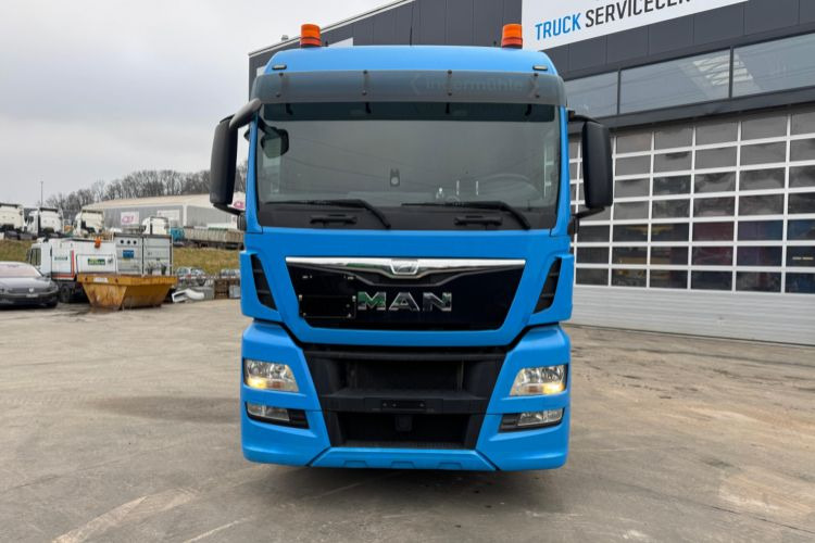 Volvo FH-420 4x2 Retarder MAN TGX 33.520 6x4 - Tractor unit: picture 2 Volvo FH-420 4x2 Retarder MAN TGX 33.520 6x4 - Tractor unit: picture 2