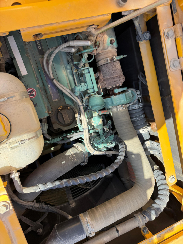 Crawler excavator VOLVO ECR145DL Oilquick: picture 14