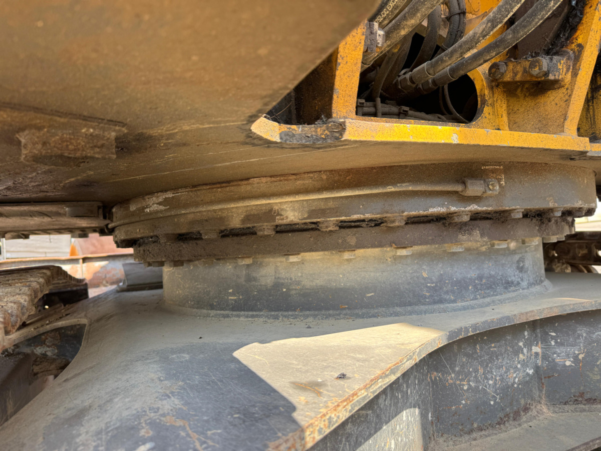Crawler excavator VOLVO ECR145DL Oilquick: picture 9