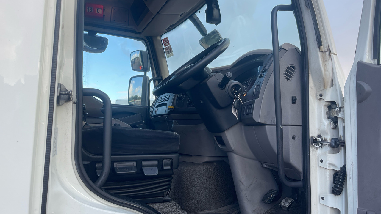 Daf LF 260 - Curtainsider truck: picture 5 Daf LF 260 - Curtainsider truck: picture 5