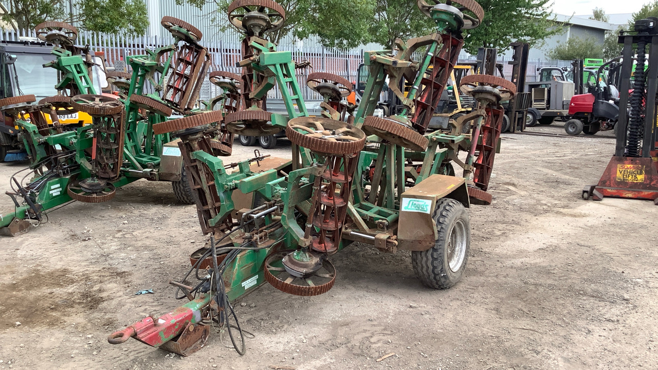 LLOYDS LEDA TRAILED 7 GANG FAIRWAY MOWER - Construction equipment: picture 2 LLOYDS LEDA TRAILED 7 GANG FAIRWAY MOWER - Construction equipment: picture 2